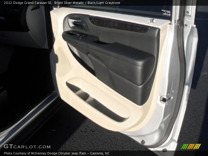 Bright Silver Metallic / Black/Light Graystone 2012 Dodge Grand Caravan SE