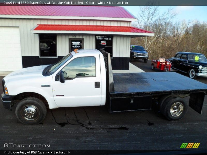 Oxford White / Medium Flint 2006 Ford F350 Super Duty XL Regular Cab Flat Bed