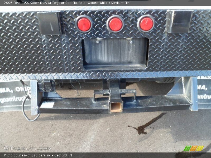 Oxford White / Medium Flint 2006 Ford F350 Super Duty XL Regular Cab Flat Bed