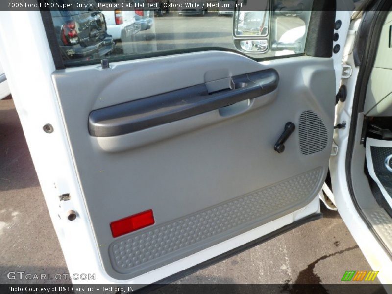 Oxford White / Medium Flint 2006 Ford F350 Super Duty XL Regular Cab Flat Bed