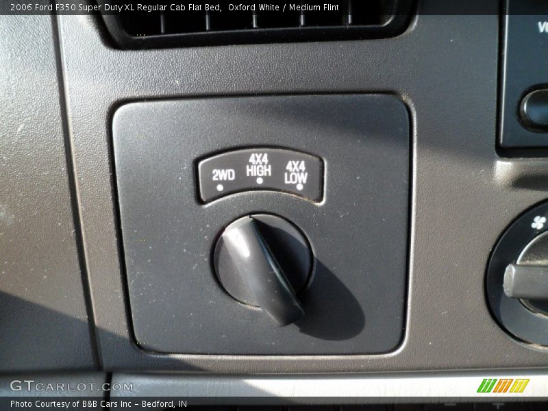 Oxford White / Medium Flint 2006 Ford F350 Super Duty XL Regular Cab Flat Bed