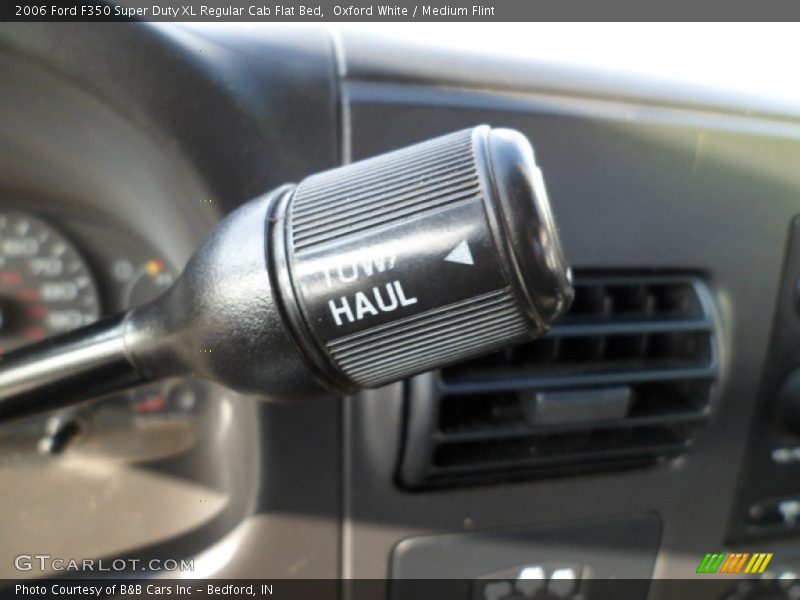 Oxford White / Medium Flint 2006 Ford F350 Super Duty XL Regular Cab Flat Bed