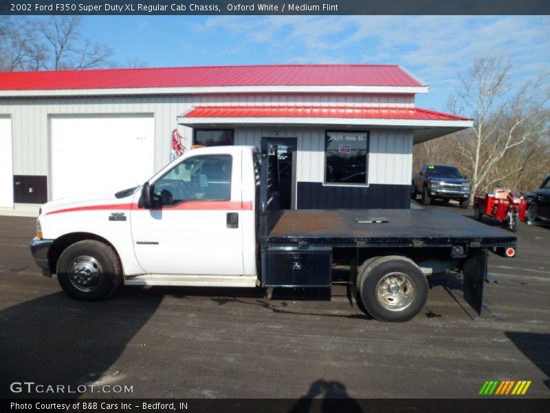 Oxford White / Medium Flint 2002 Ford F350 Super Duty XL Regular Cab Chassis