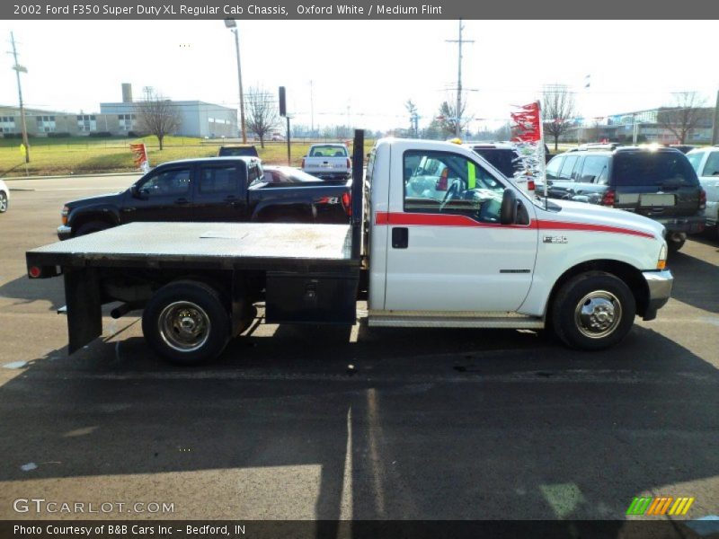 Oxford White / Medium Flint 2002 Ford F350 Super Duty XL Regular Cab Chassis