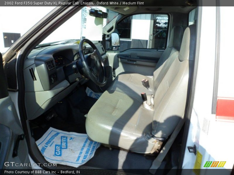 Oxford White / Medium Flint 2002 Ford F350 Super Duty XL Regular Cab Chassis