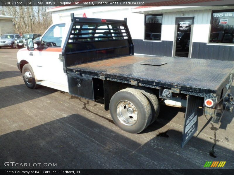 Oxford White / Medium Flint 2002 Ford F350 Super Duty XL Regular Cab Chassis