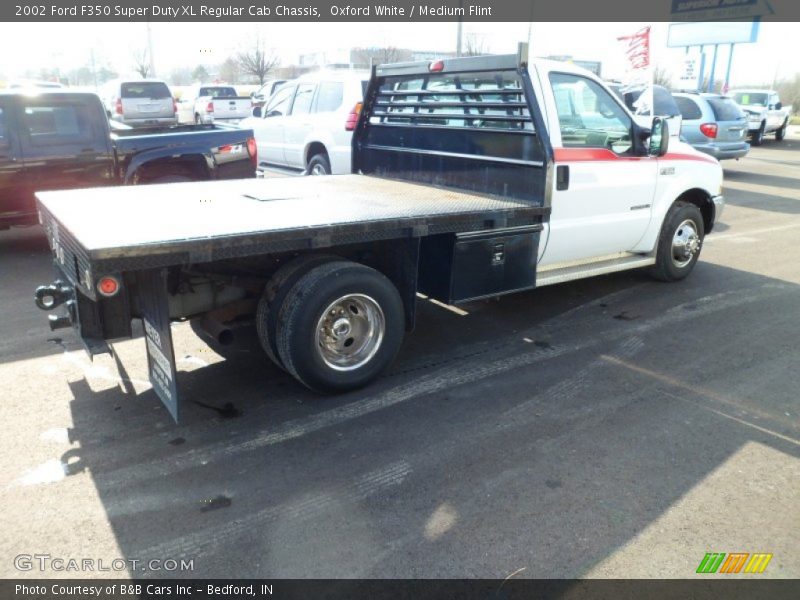 Oxford White / Medium Flint 2002 Ford F350 Super Duty XL Regular Cab Chassis