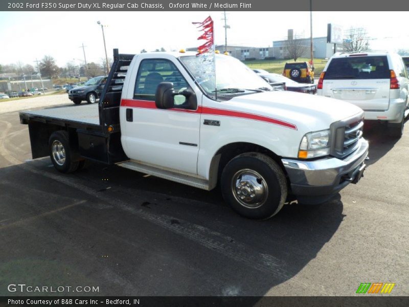 Oxford White / Medium Flint 2002 Ford F350 Super Duty XL Regular Cab Chassis