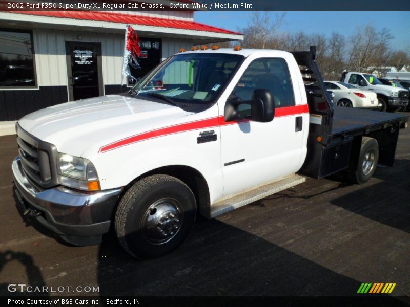 Oxford White / Medium Flint 2002 Ford F350 Super Duty XL Regular Cab Chassis