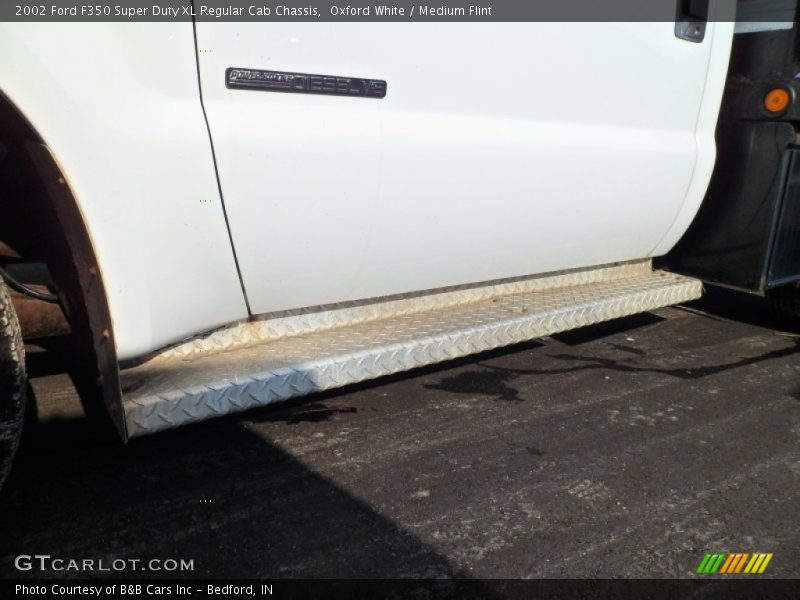 Oxford White / Medium Flint 2002 Ford F350 Super Duty XL Regular Cab Chassis