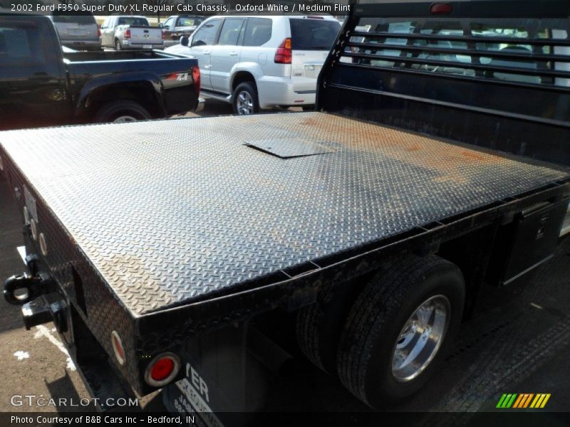 Oxford White / Medium Flint 2002 Ford F350 Super Duty XL Regular Cab Chassis