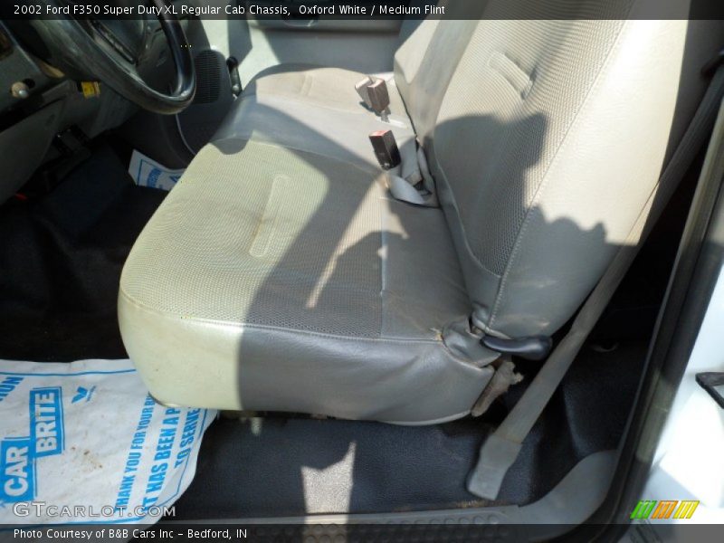 Oxford White / Medium Flint 2002 Ford F350 Super Duty XL Regular Cab Chassis