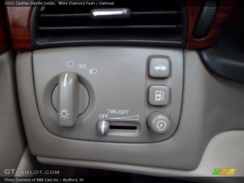 White Diamond Pearl / Oatmeal 2002 Cadillac DeVille Sedan