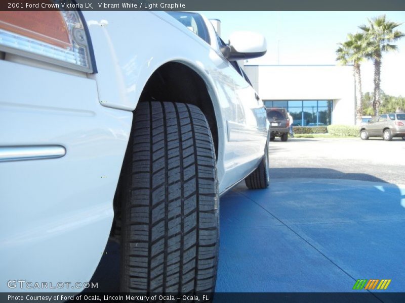 Vibrant White / Light Graphite 2001 Ford Crown Victoria LX