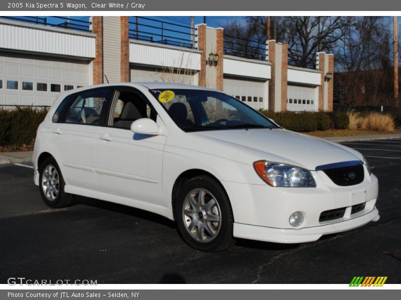 Front 3/4 View of 2005 Spectra 5 Wagon