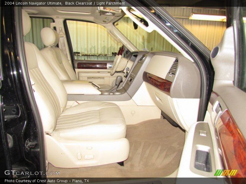 Black Clearcoat / Light Parchment 2004 Lincoln Navigator Ultimate