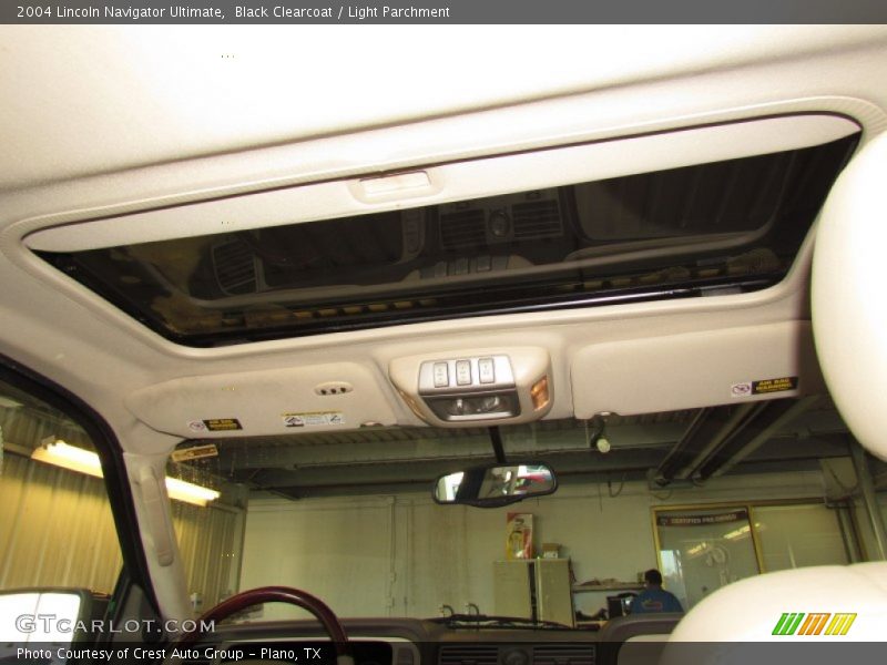 Black Clearcoat / Light Parchment 2004 Lincoln Navigator Ultimate