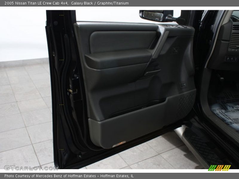 Galaxy Black / Graphite/Titanium 2005 Nissan Titan LE Crew Cab 4x4