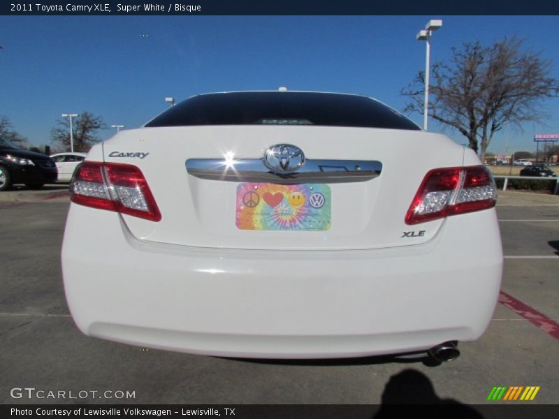 Super White / Bisque 2011 Toyota Camry XLE