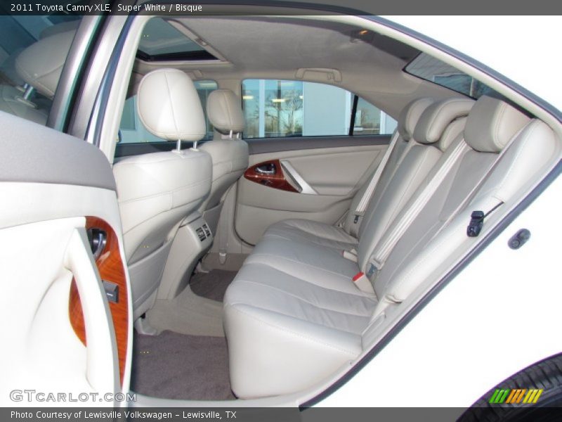 Super White / Bisque 2011 Toyota Camry XLE