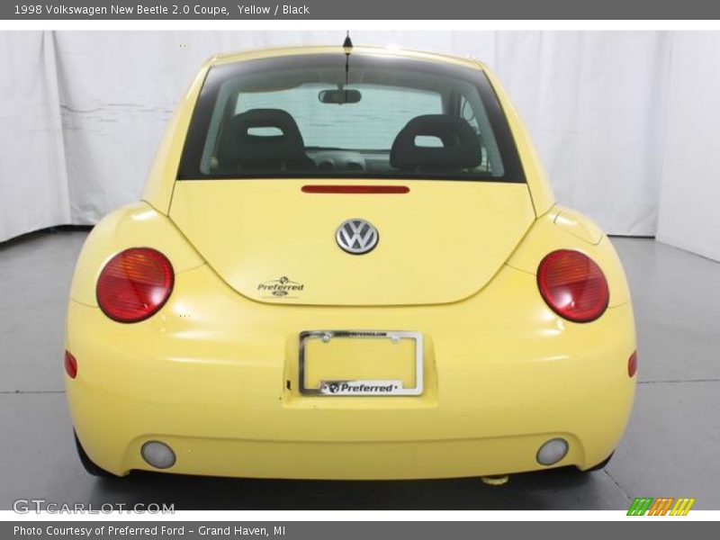 Yellow / Black 1998 Volkswagen New Beetle 2.0 Coupe