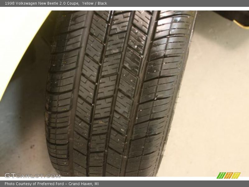 Yellow / Black 1998 Volkswagen New Beetle 2.0 Coupe