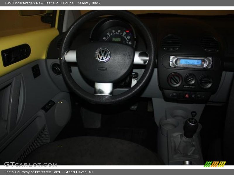 Yellow / Black 1998 Volkswagen New Beetle 2.0 Coupe