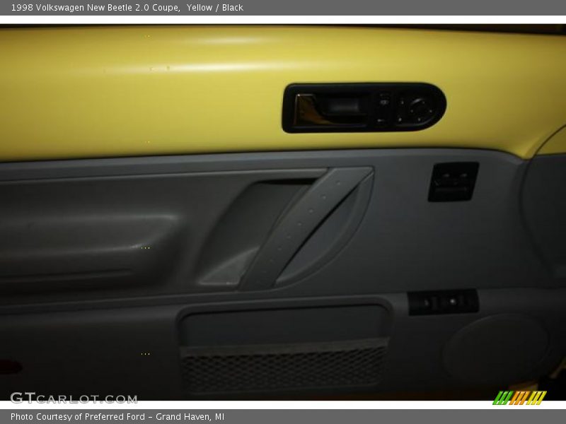 Yellow / Black 1998 Volkswagen New Beetle 2.0 Coupe