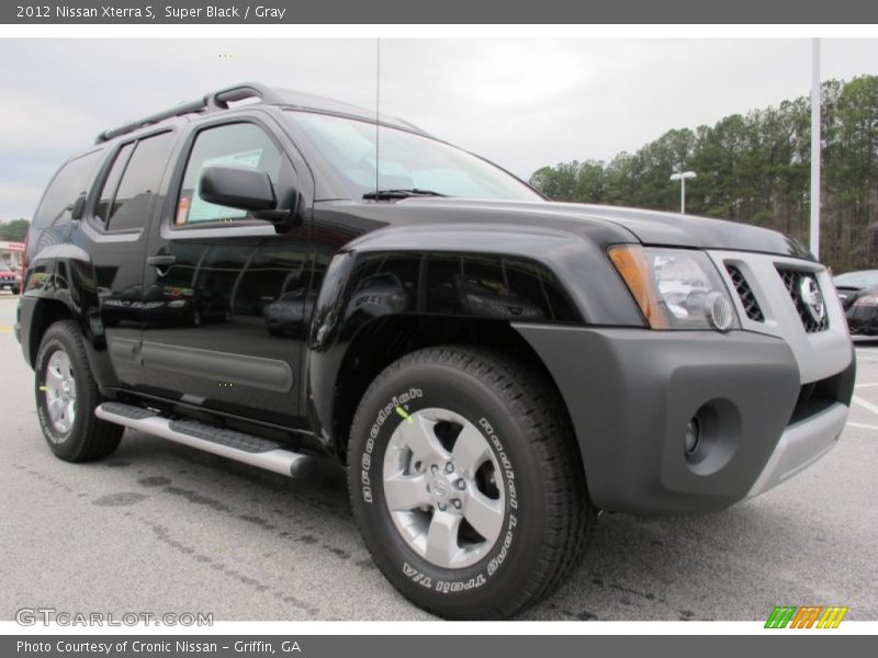 Front 3/4 View of 2012 Xterra S