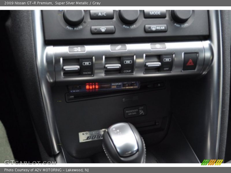 Controls of 2009 GT-R Premium