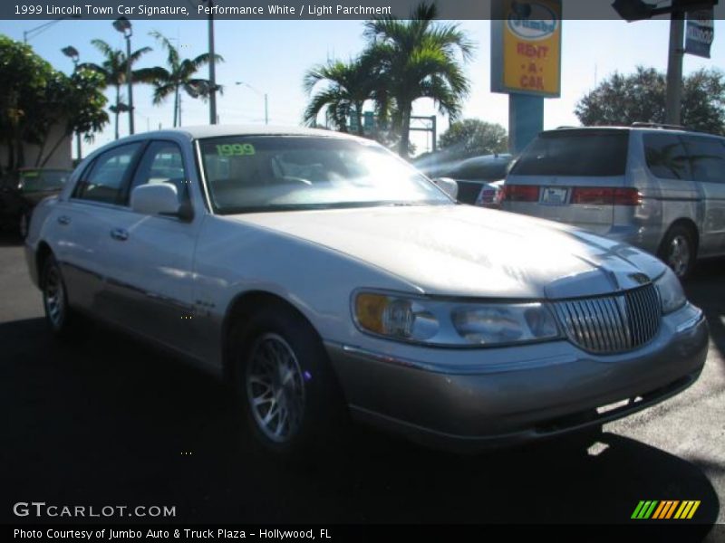 Performance White / Light Parchment 1999 Lincoln Town Car Signature
