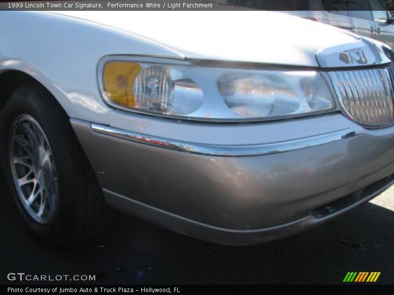Performance White / Light Parchment 1999 Lincoln Town Car Signature