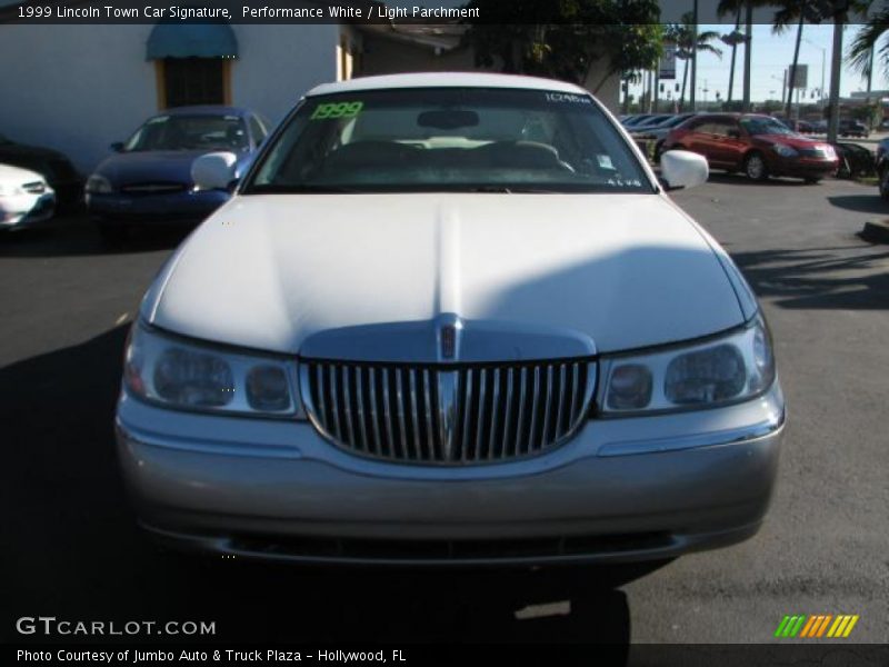 Performance White / Light Parchment 1999 Lincoln Town Car Signature