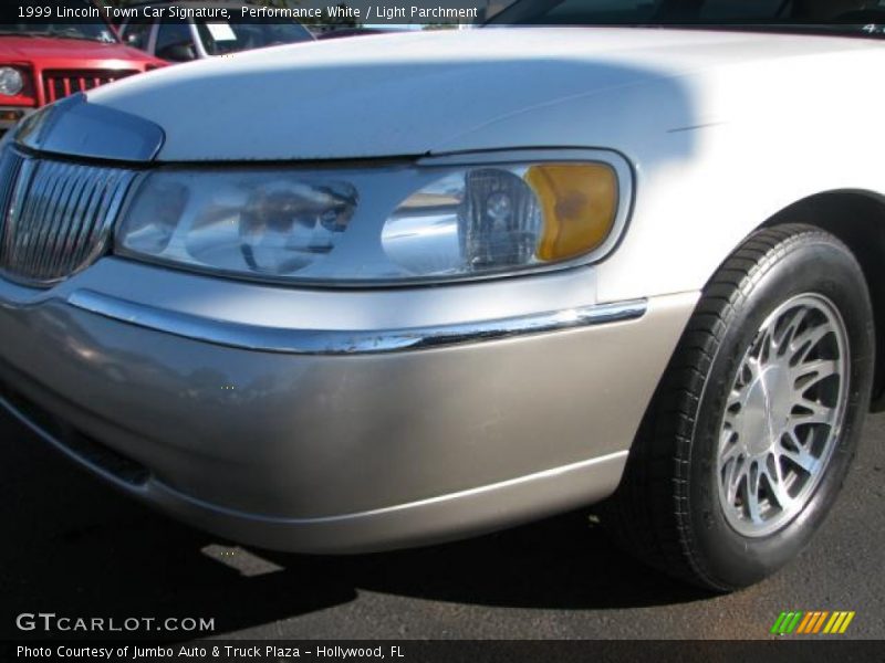 Performance White / Light Parchment 1999 Lincoln Town Car Signature