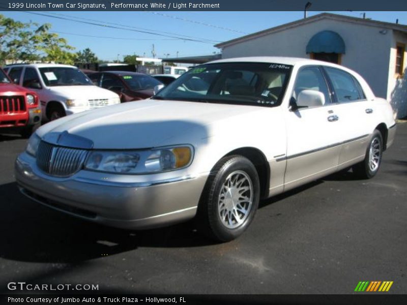 Performance White / Light Parchment 1999 Lincoln Town Car Signature
