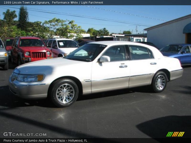 Performance White / Light Parchment 1999 Lincoln Town Car Signature
