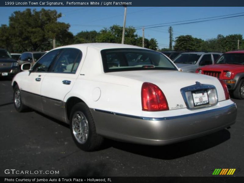 Performance White / Light Parchment 1999 Lincoln Town Car Signature