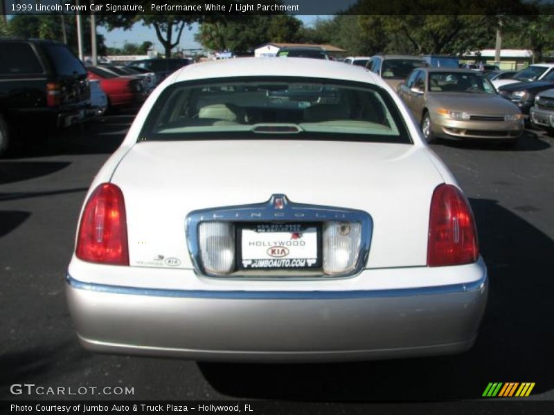 Performance White / Light Parchment 1999 Lincoln Town Car Signature