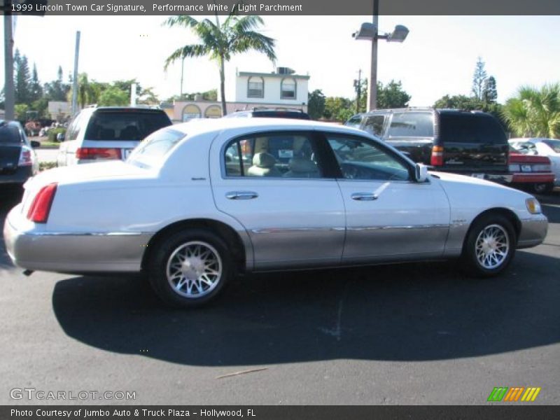 Performance White / Light Parchment 1999 Lincoln Town Car Signature