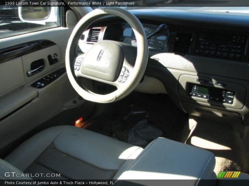 Performance White / Light Parchment 1999 Lincoln Town Car Signature