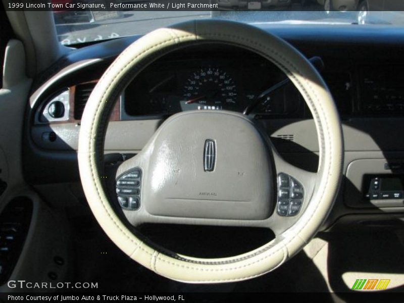 Performance White / Light Parchment 1999 Lincoln Town Car Signature