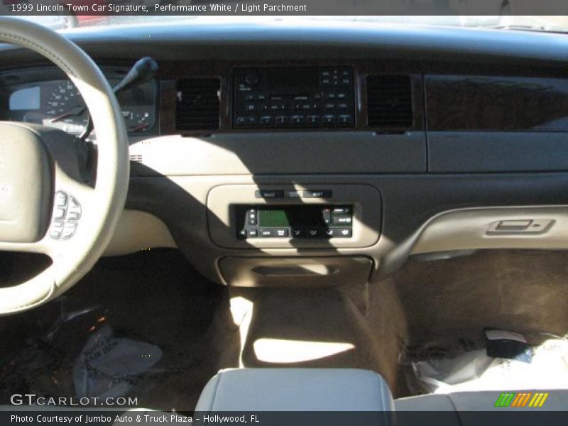Performance White / Light Parchment 1999 Lincoln Town Car Signature