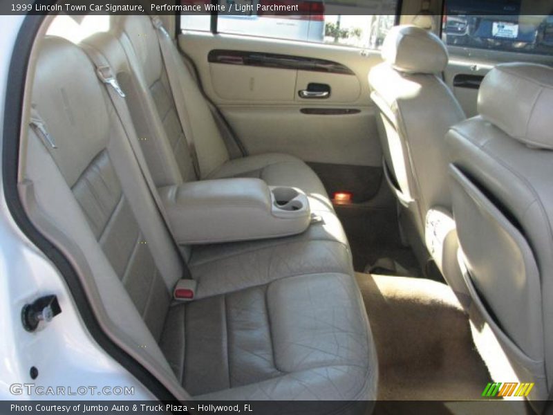 Performance White / Light Parchment 1999 Lincoln Town Car Signature