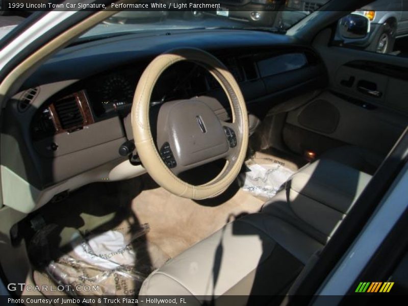 Performance White / Light Parchment 1999 Lincoln Town Car Signature