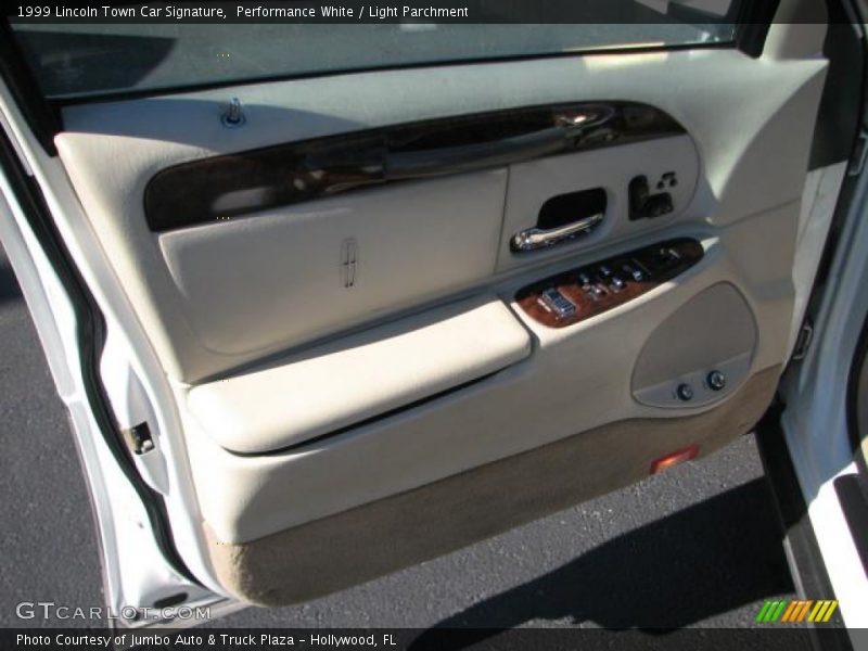 Performance White / Light Parchment 1999 Lincoln Town Car Signature