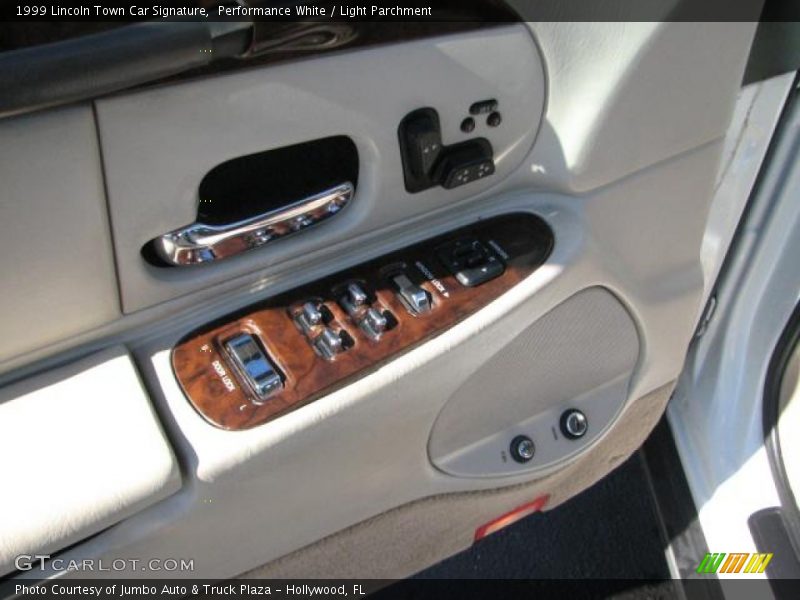 Performance White / Light Parchment 1999 Lincoln Town Car Signature