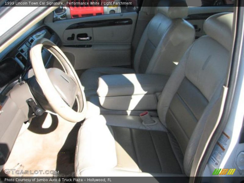 Performance White / Light Parchment 1999 Lincoln Town Car Signature