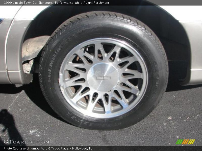 Performance White / Light Parchment 1999 Lincoln Town Car Signature