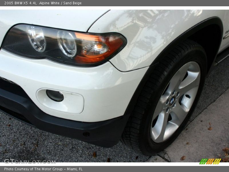 Alpine White / Sand Beige 2005 BMW X5 4.4i