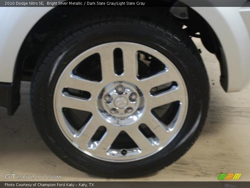 Bright Silver Metallic / Dark Slate Gray/Light Slate Gray 2010 Dodge Nitro SE